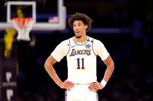 内线告急！记者：湖人主场对阵森林狼 中锋海斯因左膝酸痛缺阵