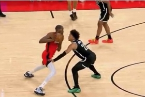 杜兰特持球击中威尔逊被吹进攻犯规 火箭挑战失败