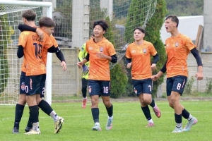 万项代表杜利亚伊足球学院首发并梅开二度，球队2-3输球