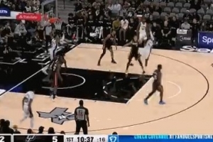 轻舒猿臂！瓦塞尔中投不中 文班亚马随便一跳轻松补篮命中！