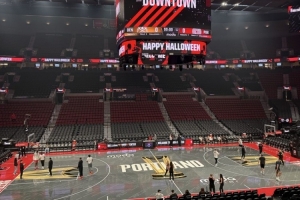 新赛季NBA杯首战遇上万圣节！开拓者队记晒球队主场地板