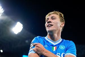 米体称赞霍伊伦：展现了现代中锋的实力，赢得了那不勒斯球迷的心