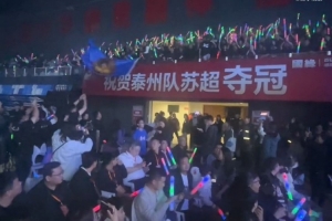 泰州举行“苏超英雄大会”，市民夹道欢迎凯旋的泰州队回家