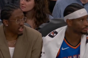 养伤不忘练默契！杰伦威板凳席上与亚历山大神同步转头